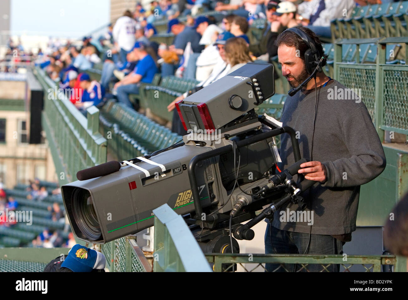 Cameraman tv a baseball Cubs game al Wrigley Field di Chicago Illlinois USA Foto Stock