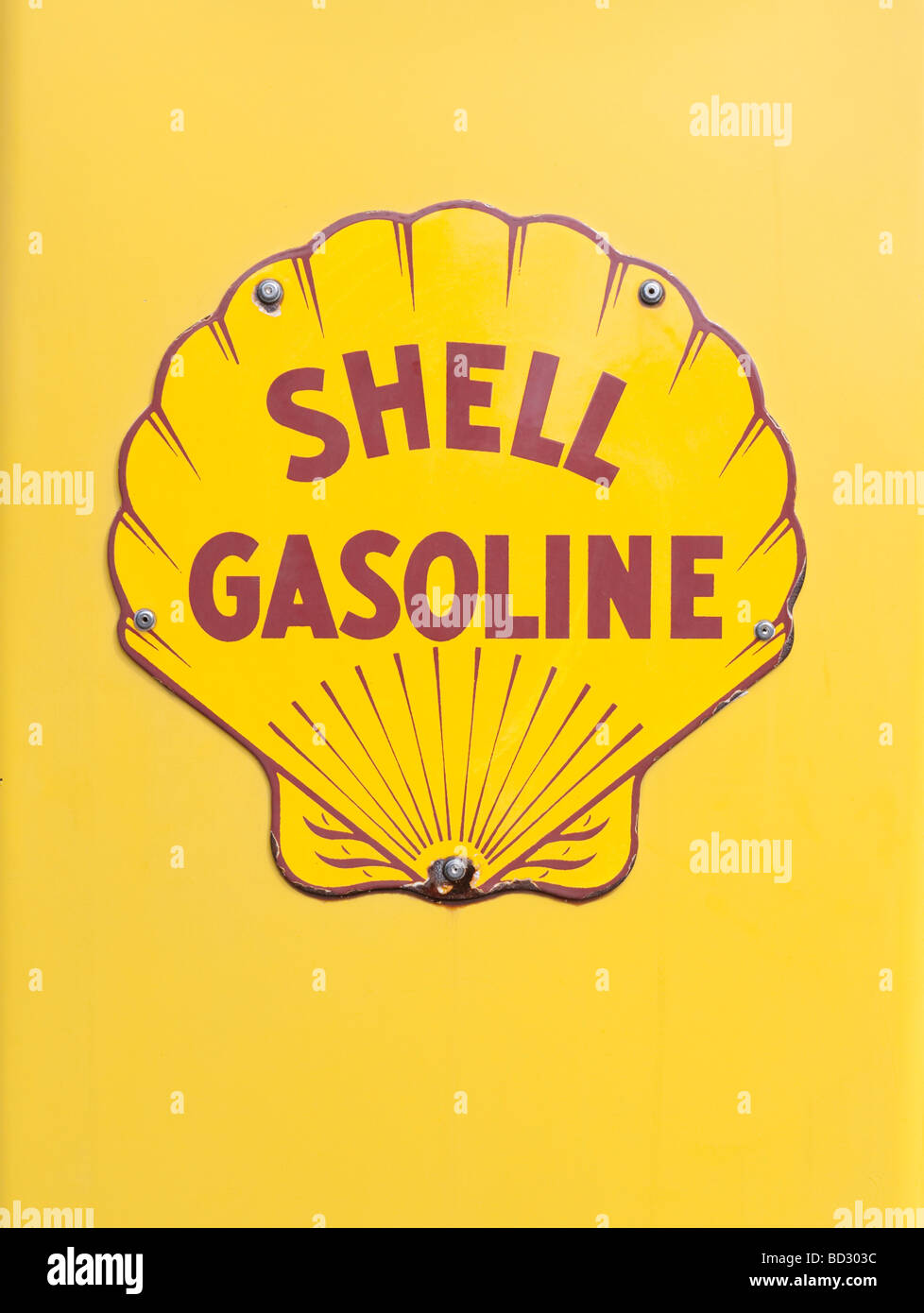Dettaglio del logo shell sulla vecchia pompa di benzina Foto Stock