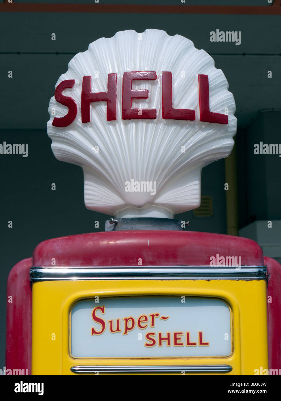 Dettaglio del logo shell sulla vecchia pompa di benzina Foto Stock