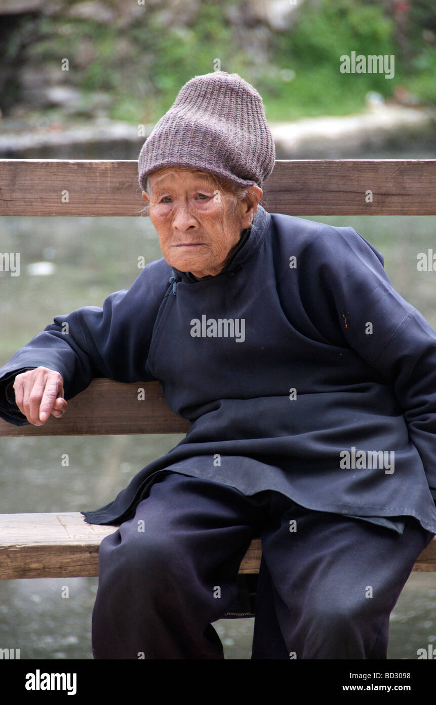 Triste guardando vecchi Dong lady Zhaoxing Guizhou Cina Foto Stock