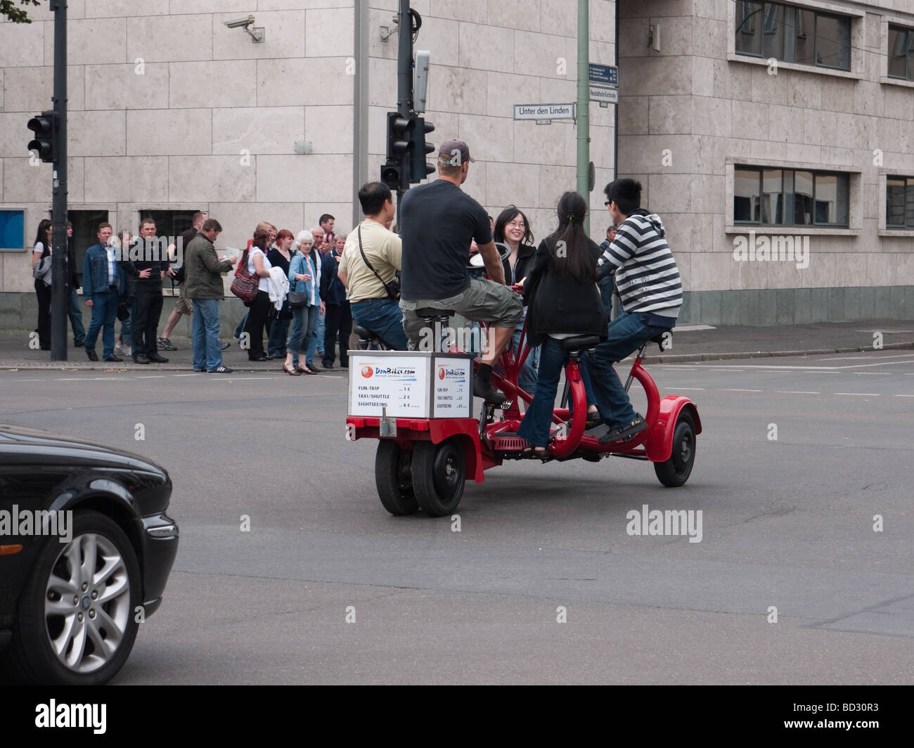 Cinque posti turistici triciclo taxi, Unter den Linden, Berlino, Germania Foto Stock