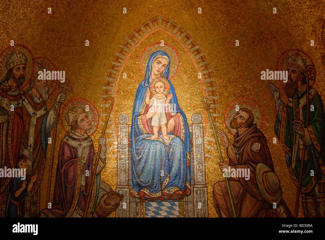 Mosaico di figure religiose all interno della chiesa della Dormition Abbey sul monte Sion, la città vecchia di Gerusalemme Est Israele Foto Stock