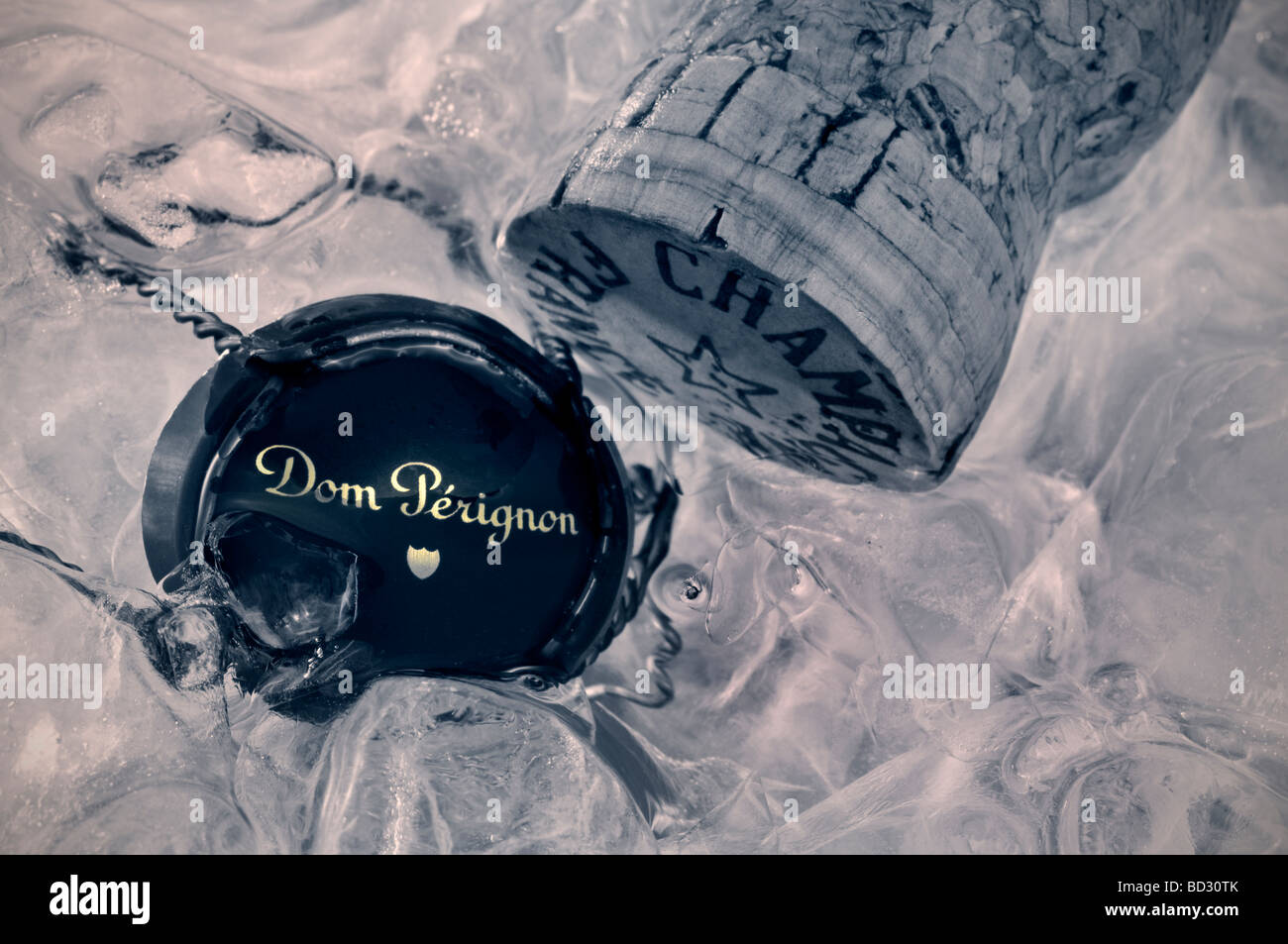 Dom Perignon' annata champagne e il filo di ritegno e telaio in metallo tappo superiore in ice wine cooler Foto Stock
