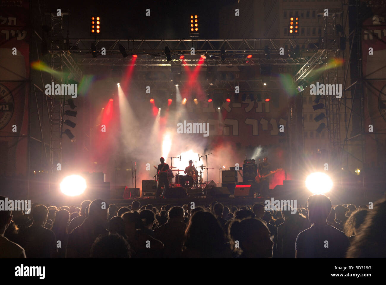 Gli amanti dei concerti si esibono in un concerto di musica rock a Tel Aviv Israel Foto Stock