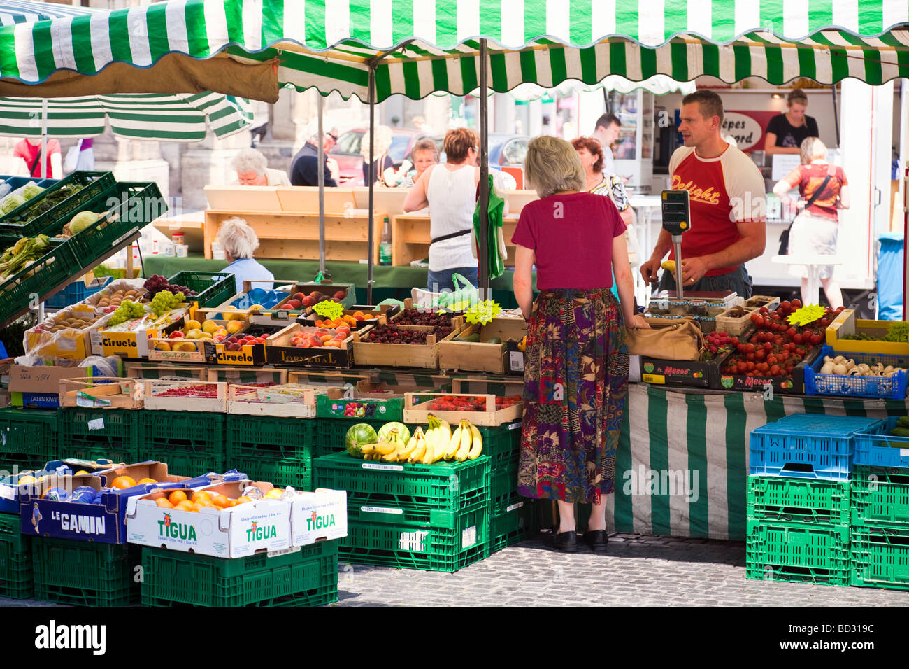 Mercato, Germania - stallo per la vendita di frutta e verdura in Weimar, Germania, Europa Foto Stock