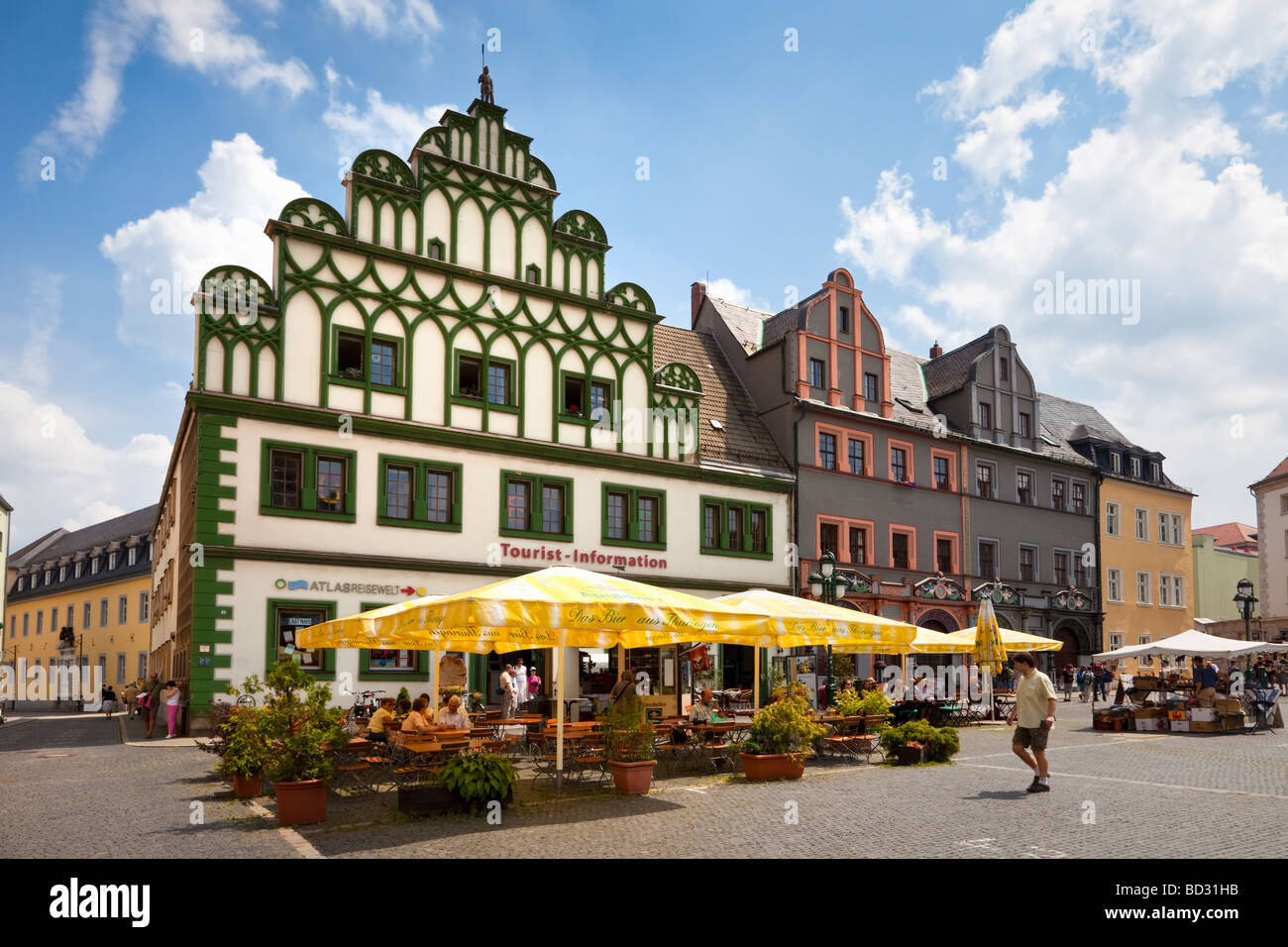 Germania, Weimar - mercato con ufficio informazioni turistiche e Lucas Cranach House con caffè sul marciapiede di fronte Foto Stock