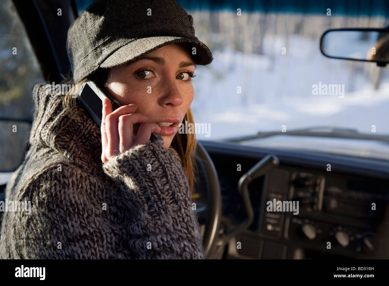 Donna che parla al telefono in auto Foto Stock