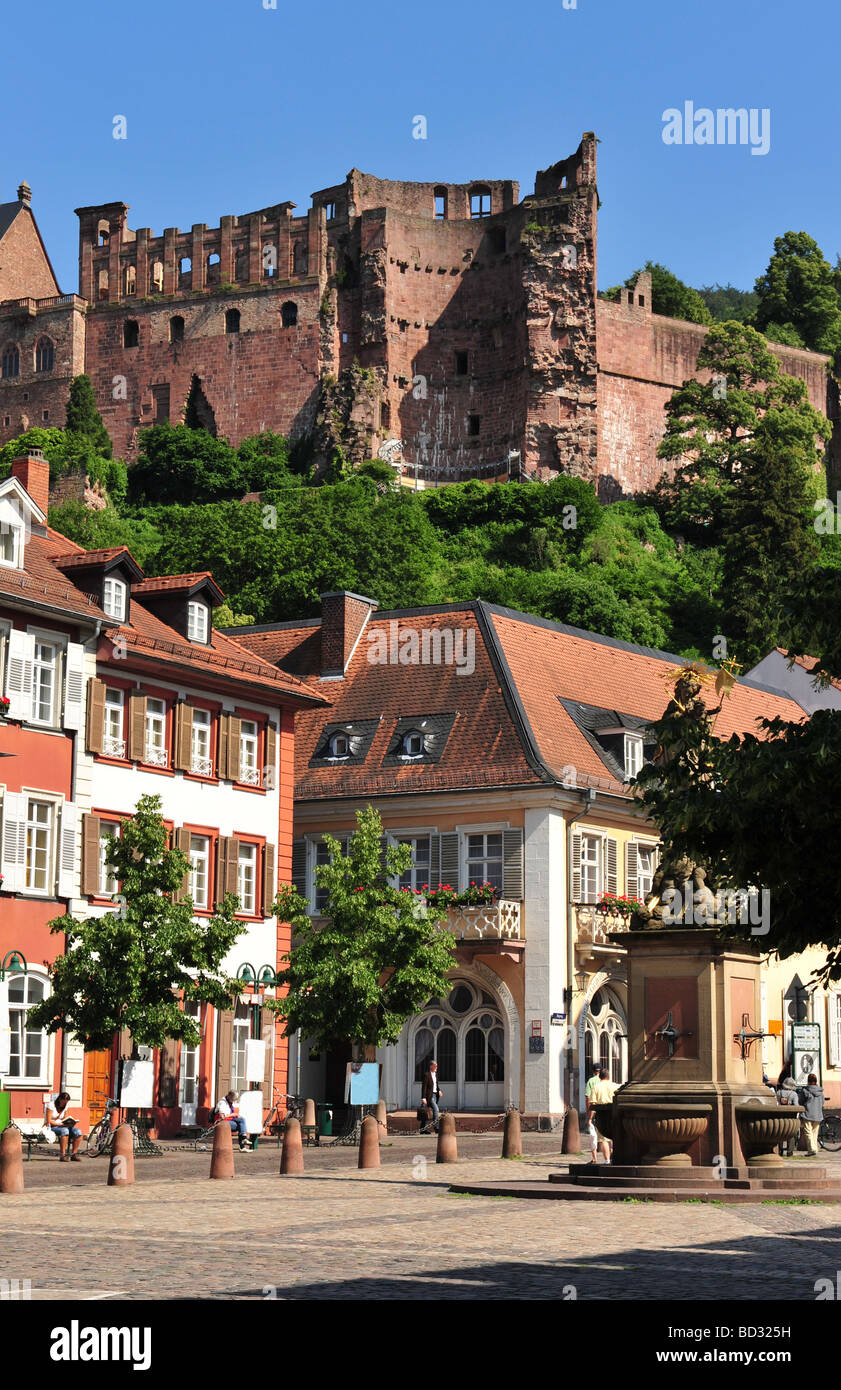 Una vista verso il vecchio Heidelberger la scuola e le rovine del castello di Heidelberg in Germania Foto Stock