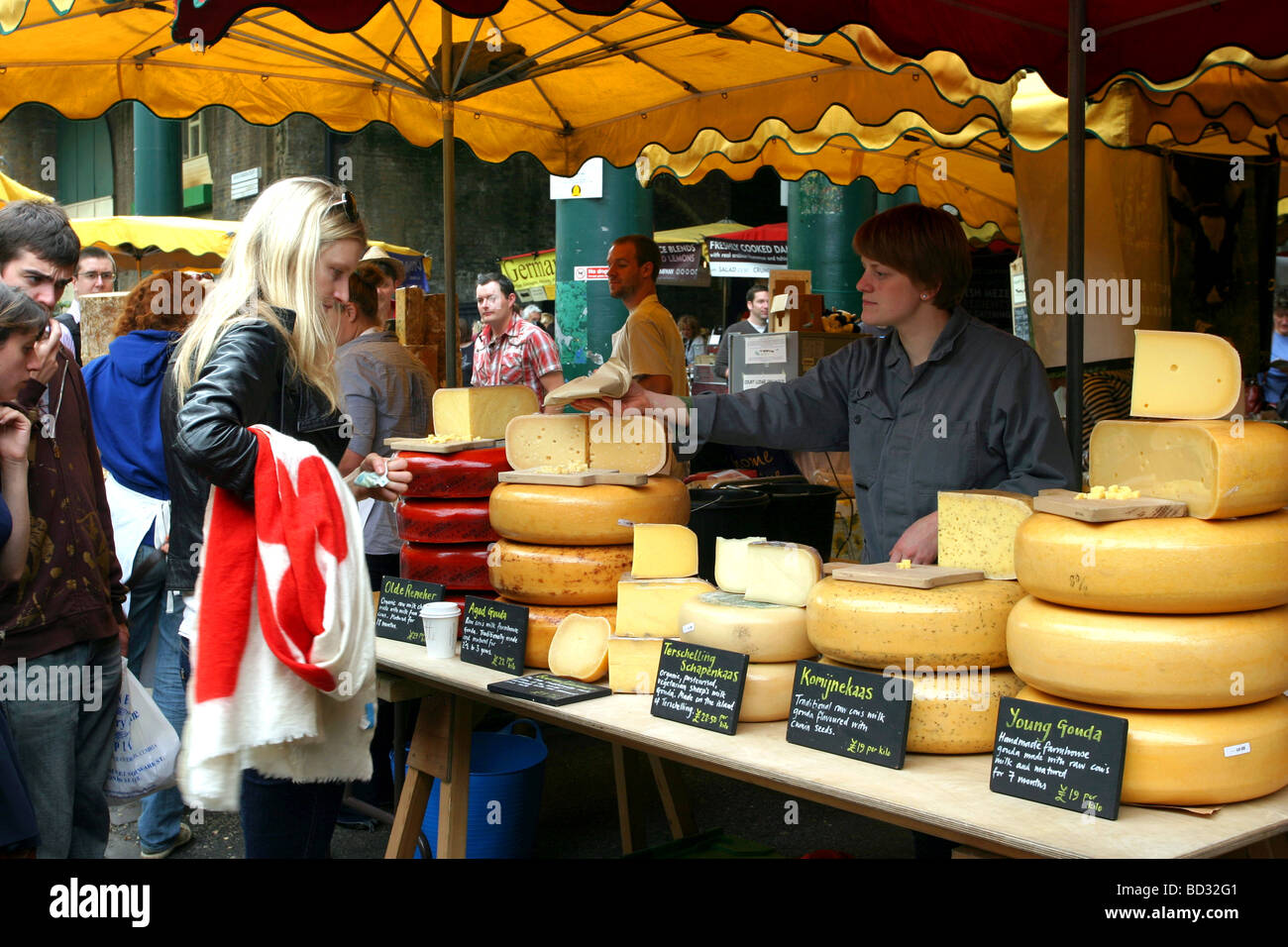 Il Borough Market venditore di formaggio, Borough, Londra Foto Stock