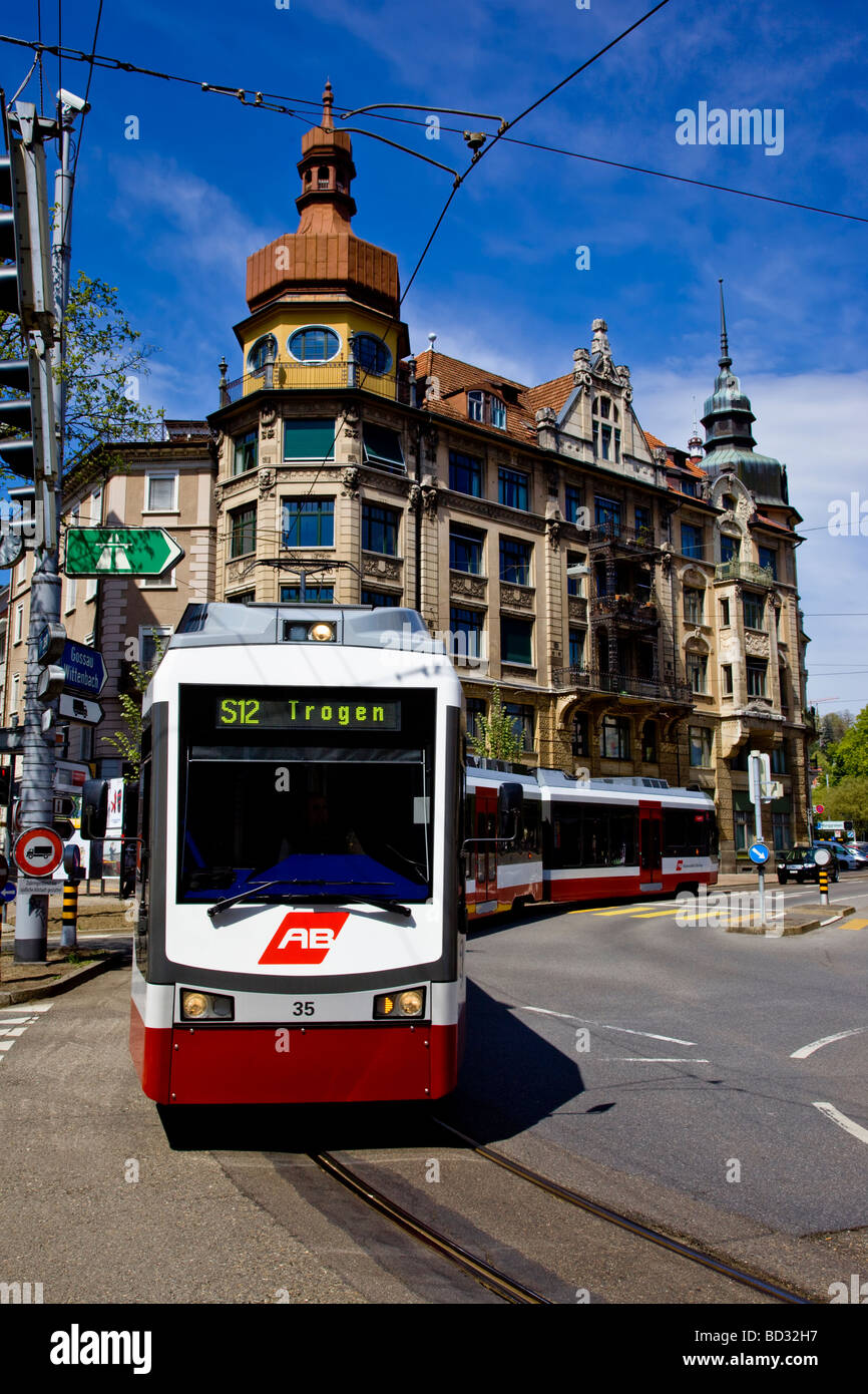 Trogener Bahn treno dei pendolari passando per le strade di San Gallo in Svizzera Foto Stock