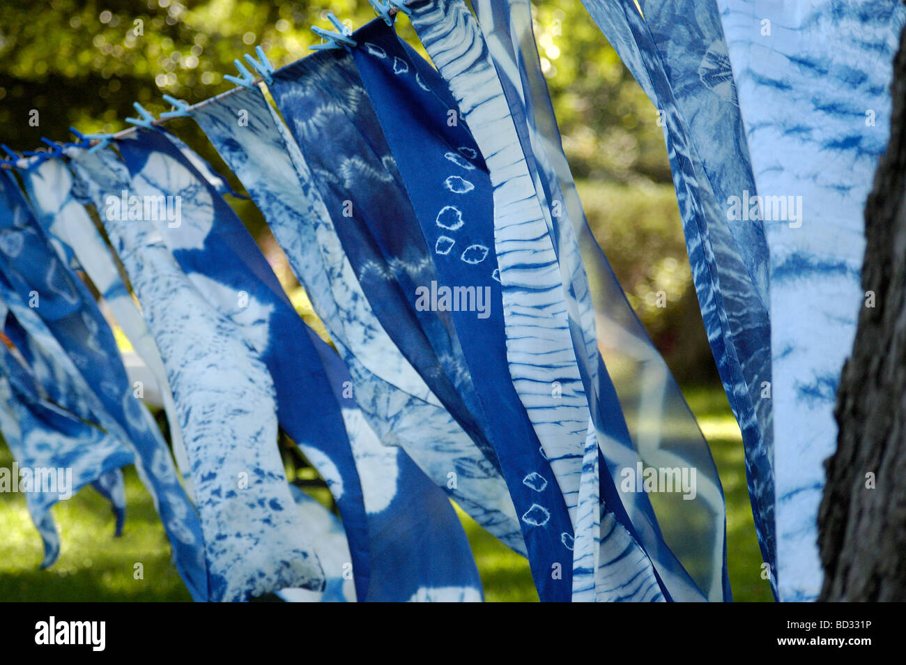 Mano-tinto sciarpe su uno stendibiancheria. Foto Stock