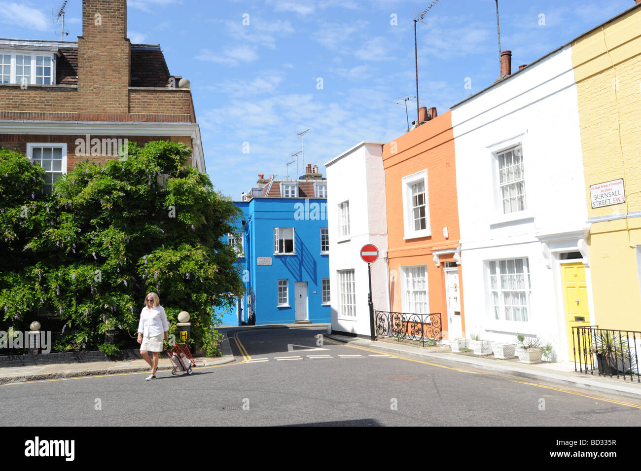 Case vivacemente colorate in corrispondenza della giunzione di Godfrey street e Burnham street appena fuori la Kings Road , Chelsea , Londra. Foto Stock