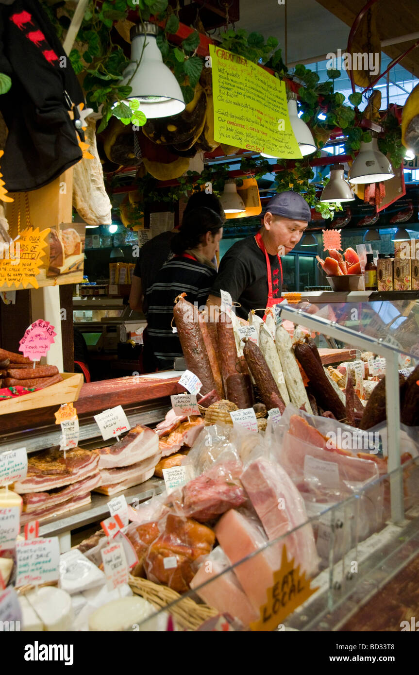 Carne e salumi fornitore nel mercato di Granville Vancouver Canada Foto Stock