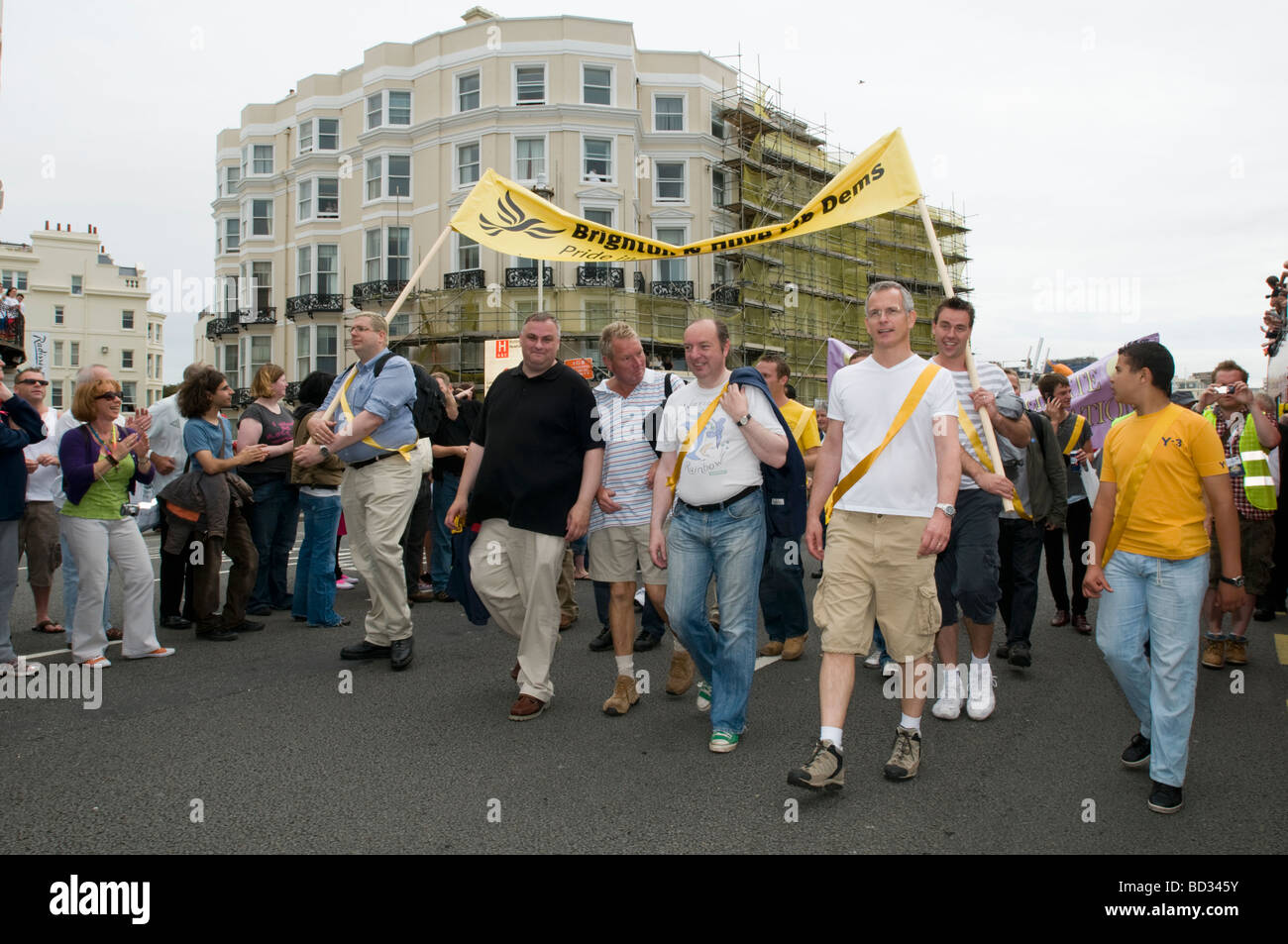 Brighton, Inghilterra, Regno Unito - la parata durante il Brighton Pride annuale di Gay Pride celebrazione. Il 1 agosto 2009. Foto Stock