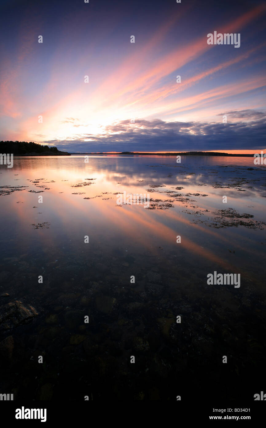 Cieli colorati e riflessioni a sunrise, a Teibern in Larkollen, Rygge kommune, Østfold fylke, Norvegia. Foto Stock