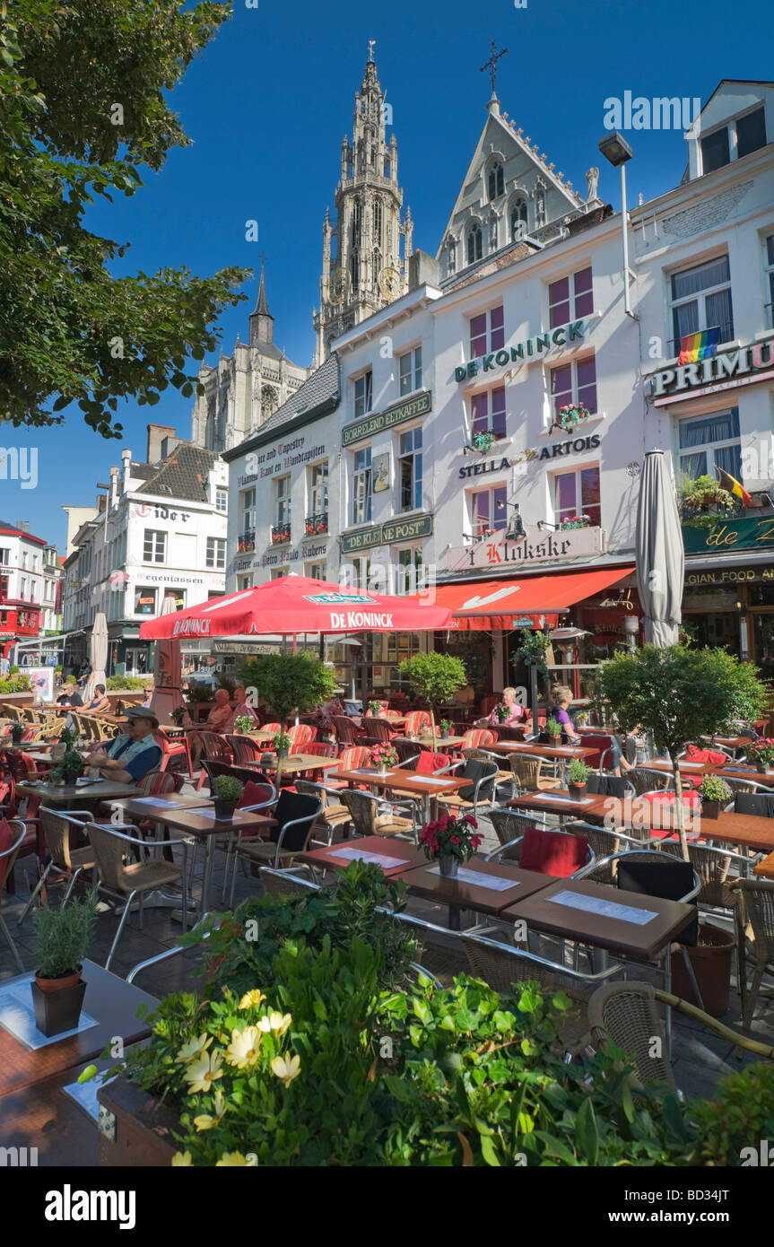 La gente nei caffè Groenplaats Anversa in Belgio Foto Stock