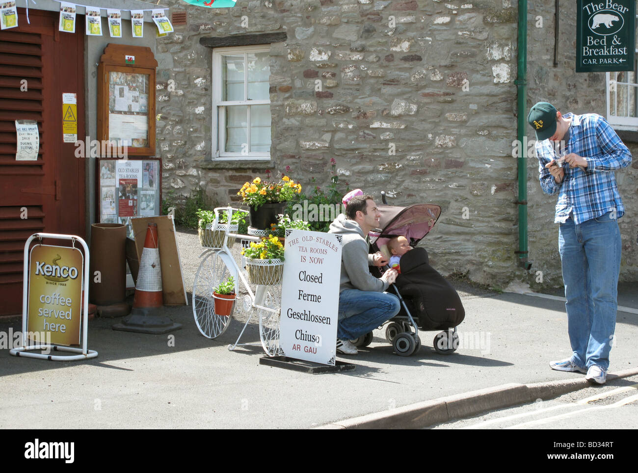 Old Stables tearooms Cafe Restaurant e The Bear bed and breakfast hotel on Bear Street nella città di Hay-on-Wye Powys Wales GB UK 2009 Foto Stock