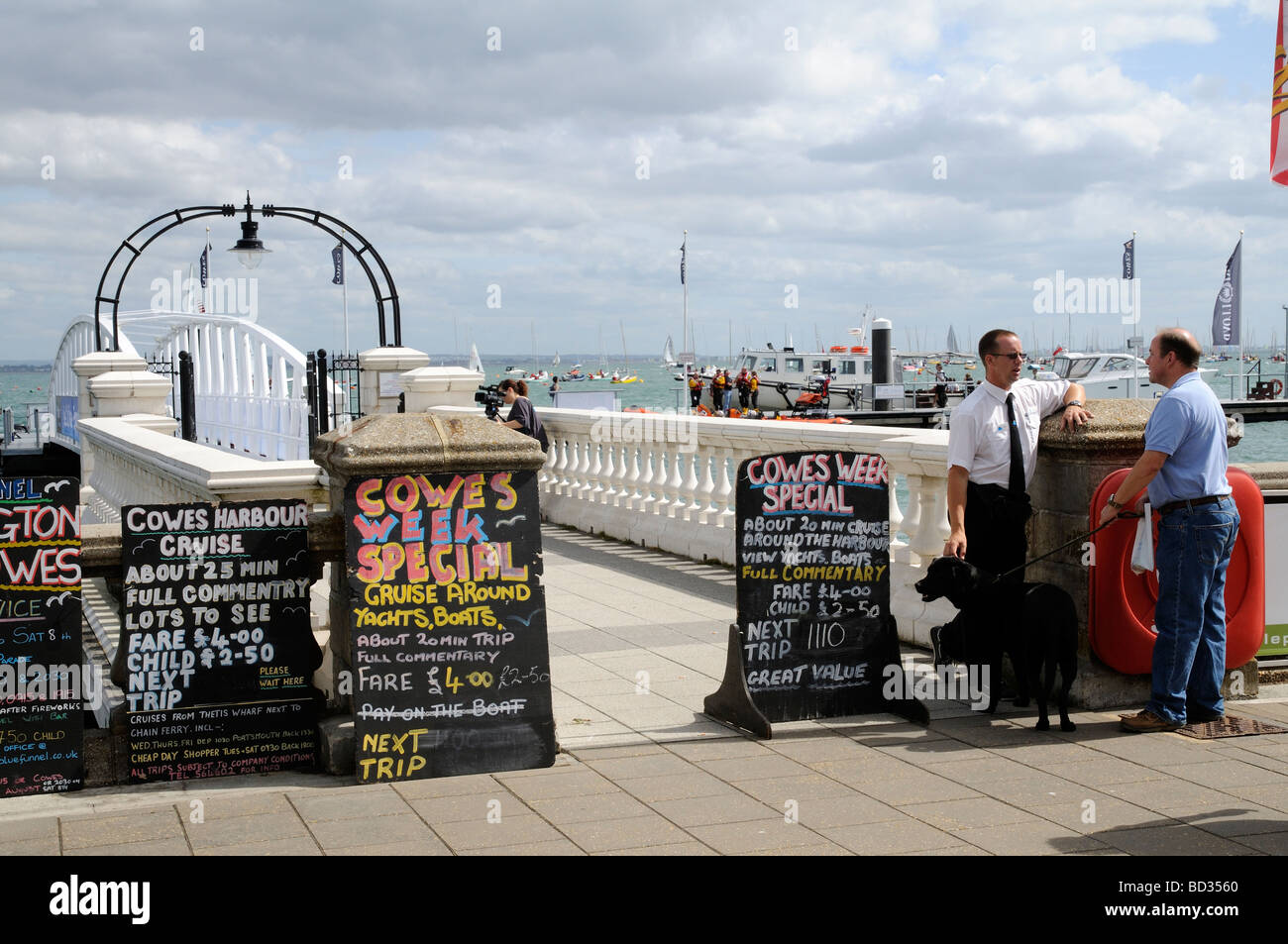 Trinità di atterraggio e viaggio in barca pannelli pubblicitari Cowes Isle of Wight Southern England Regno Unito Foto Stock
