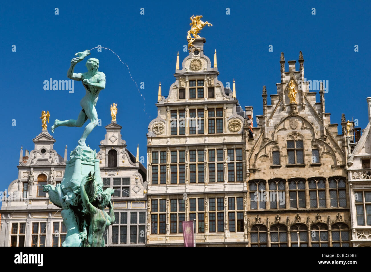 Brabo Fontana e guildhouses Grote Markt Anversa in Belgio Foto Stock