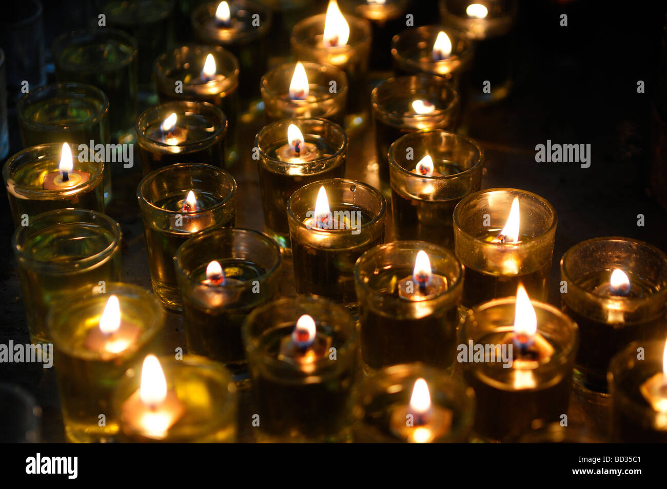 Memorial candele accese sul in una sinagoga. Israele Foto Stock
