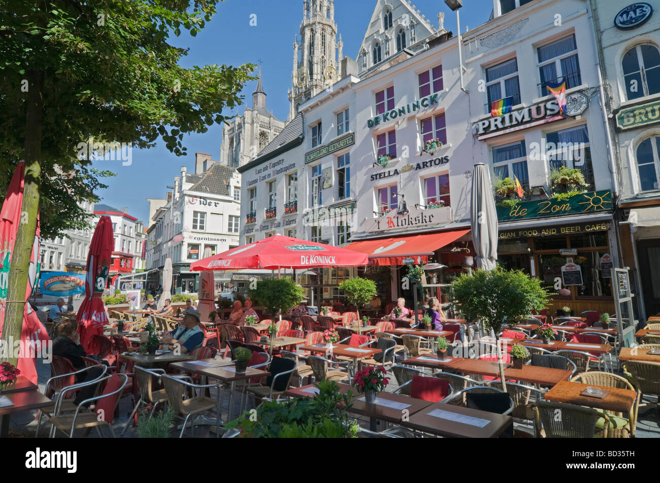 La gente nei caffè Groenplaats Anversa in Belgio Foto Stock