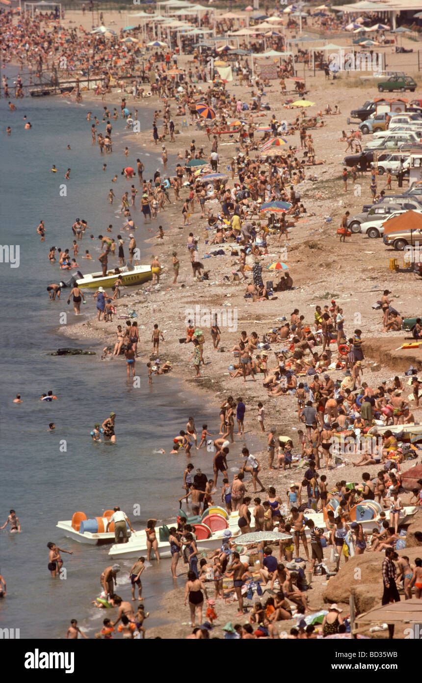 La gente sulla spiaggia, Atene Grecia Foto Stock
