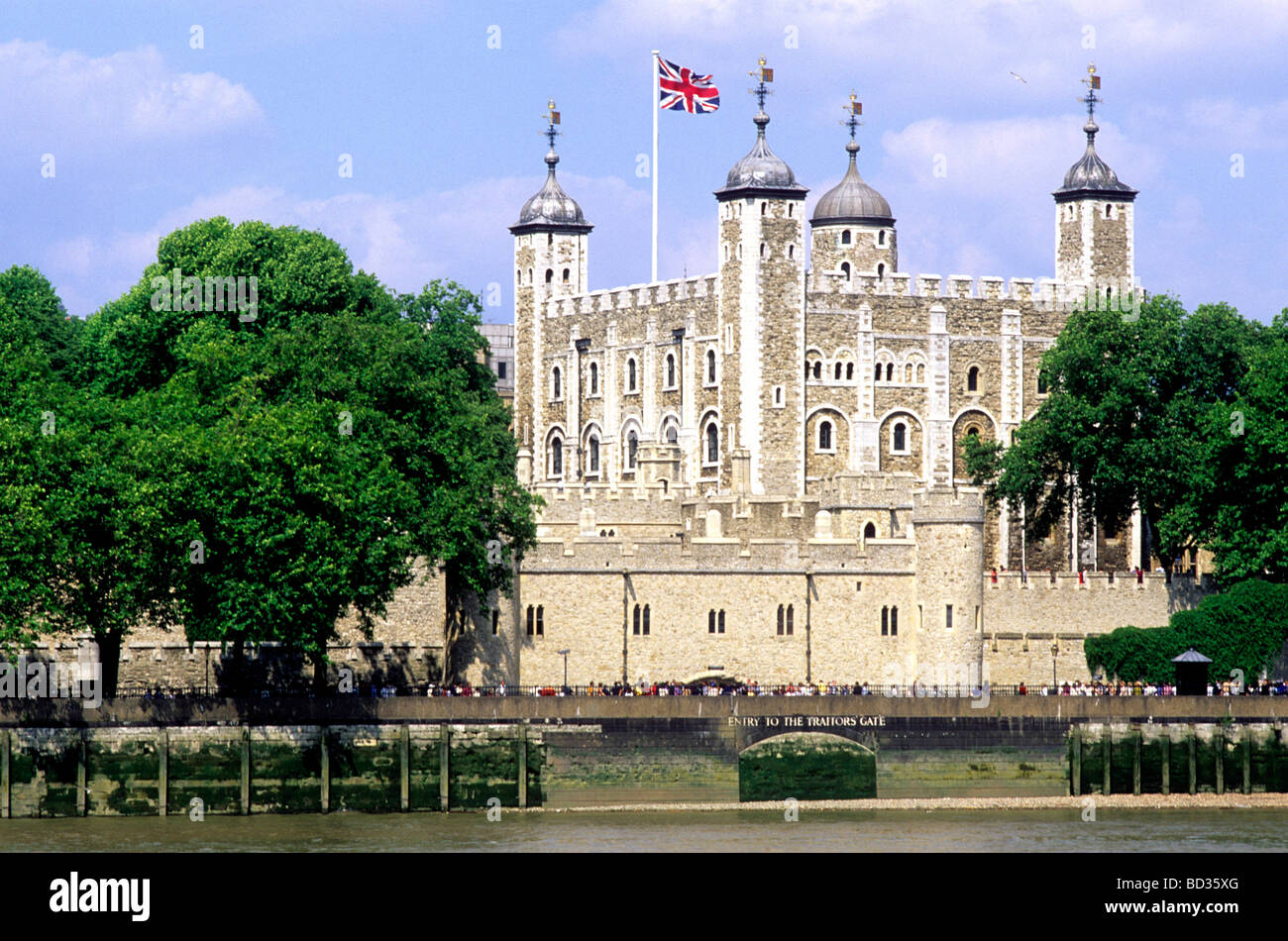 Torre di Londra Torre Bianca sul fiume Tamigi castello inglese castelli normanno architettura mantengono England Regno Unito Union Jack flag Foto Stock
