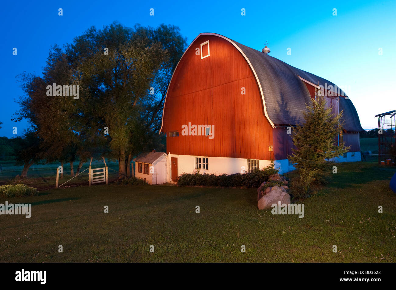 Una luce dipinta fienile in Wisconsin rurale Foto Stock