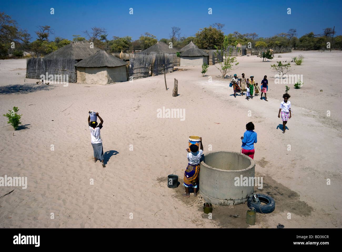 Womans e bambini e il recupero di acqua in la Caprivi Strip area, Namibia Foto Stock