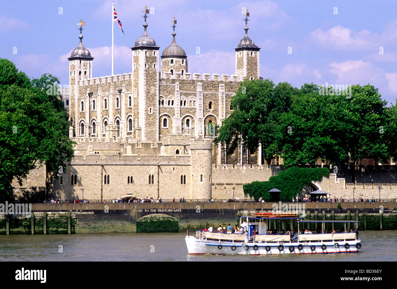 Torre di Londra Torre Bianca fiume Tamigi nave passeggeri turisti visitatori visite turistiche Inghilterra turismo turisti barche Foto Stock