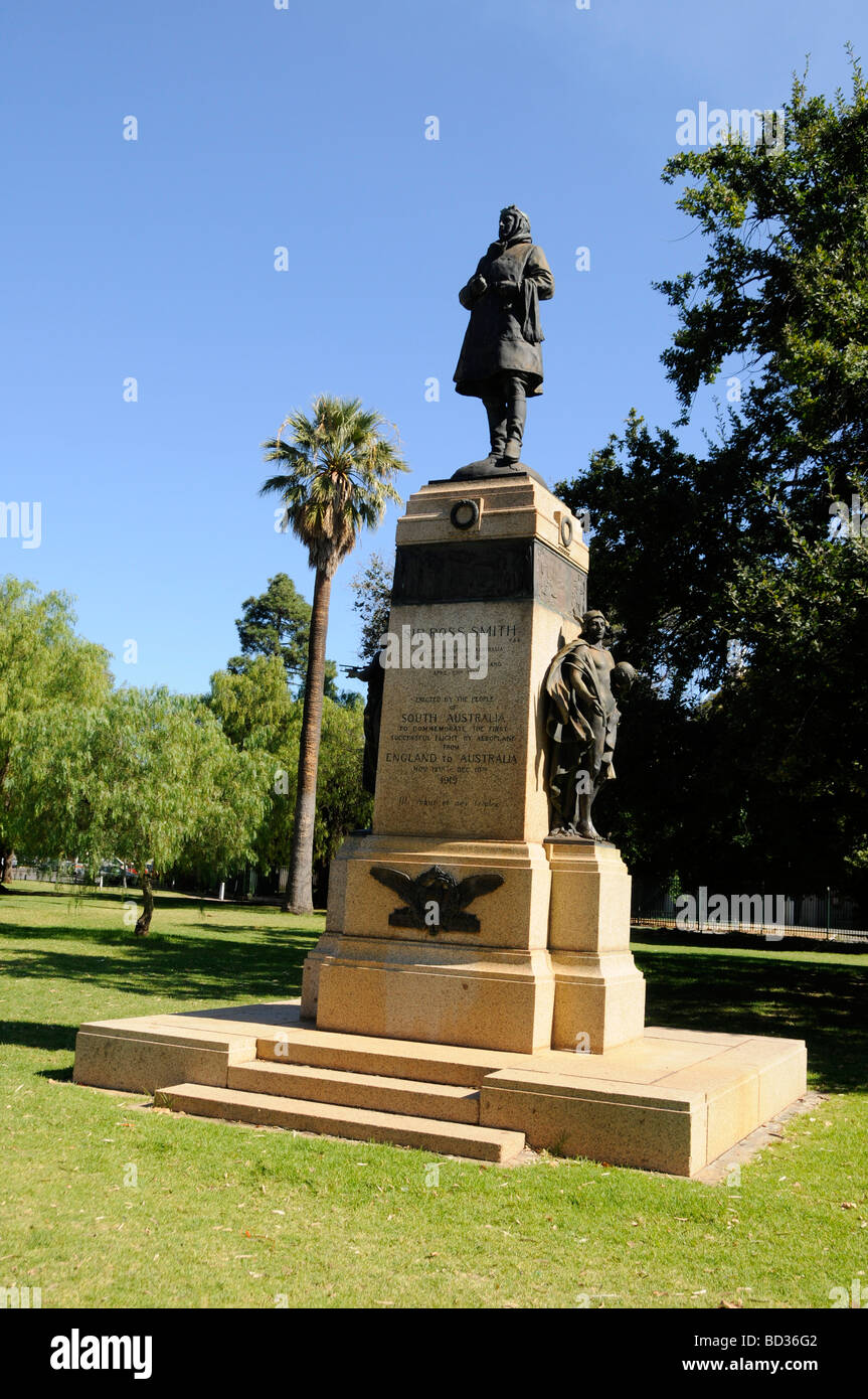 Statua di Sir Ross Smith che hanno fatto il successo del primo volo in aereo dall Inghilterra in Australia nel 1919. Foto Stock