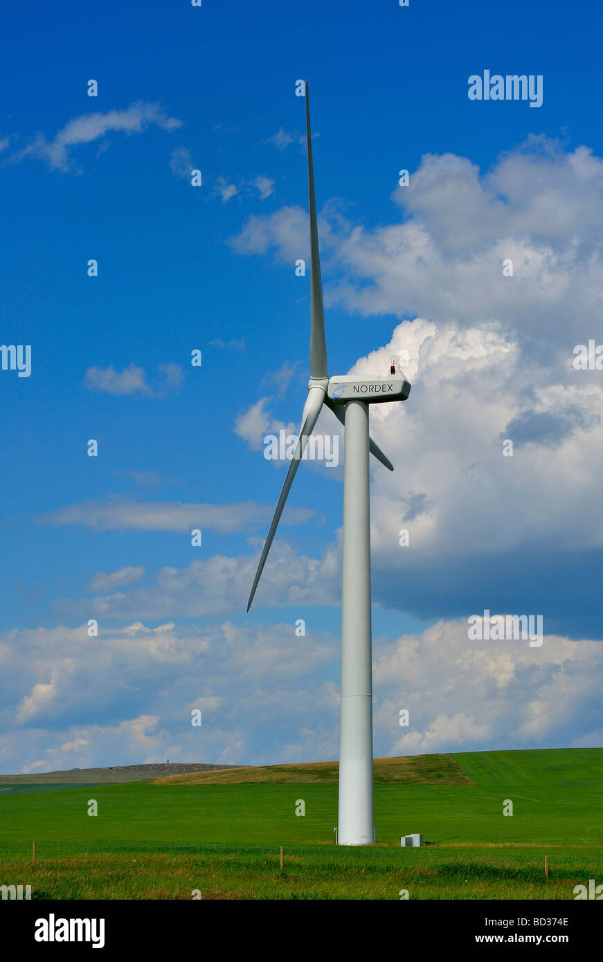 Una turbina eolica in corrispondenza dei rulli di estrazione Creek Alberta Canada Foto Stock