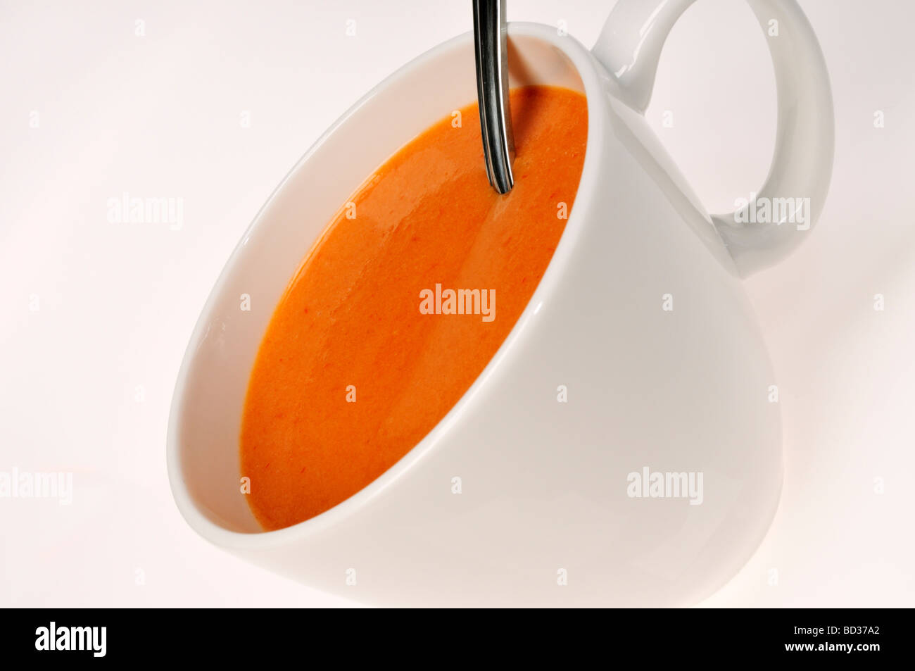 In prossimità della tazza di zuppa di pomodoro Foto Stock