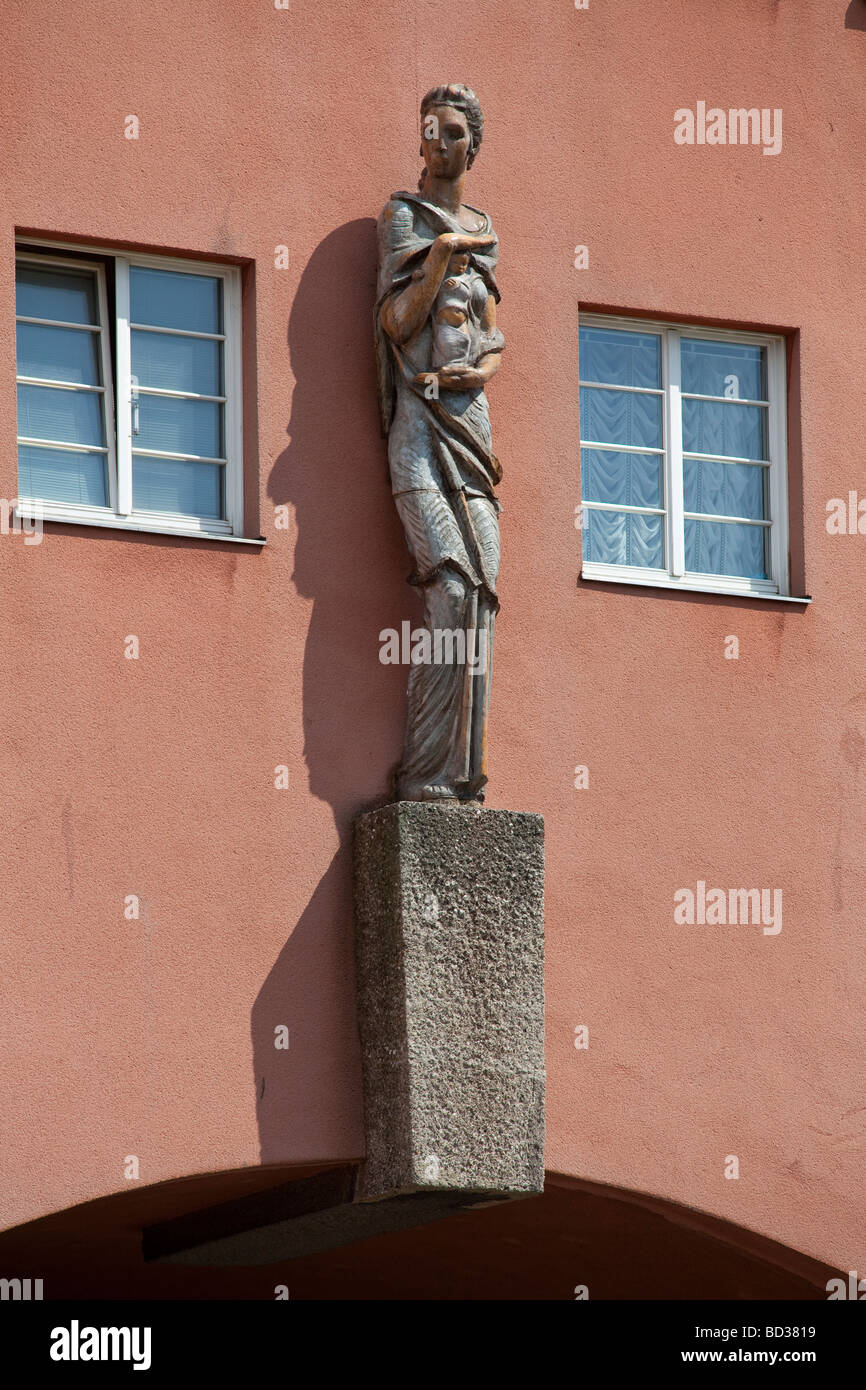 Dettaglio della statua nel cortile interno di Karl Marx-Hof, Vienna, Austria Foto Stock