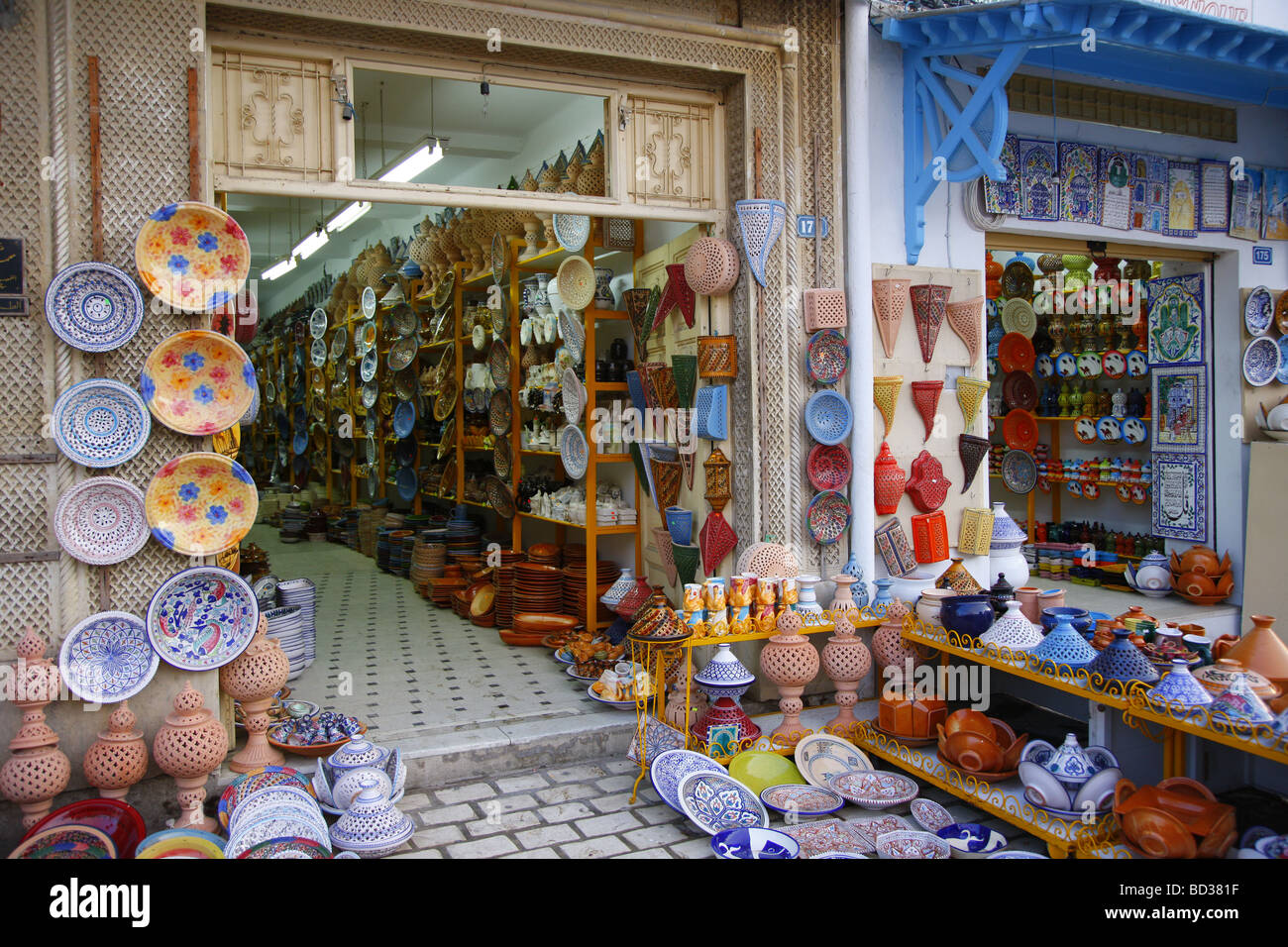 Negozi di souvenir e ceramiche araba, Hammamet, Tunisia, Africa Settentrionale Foto Stock