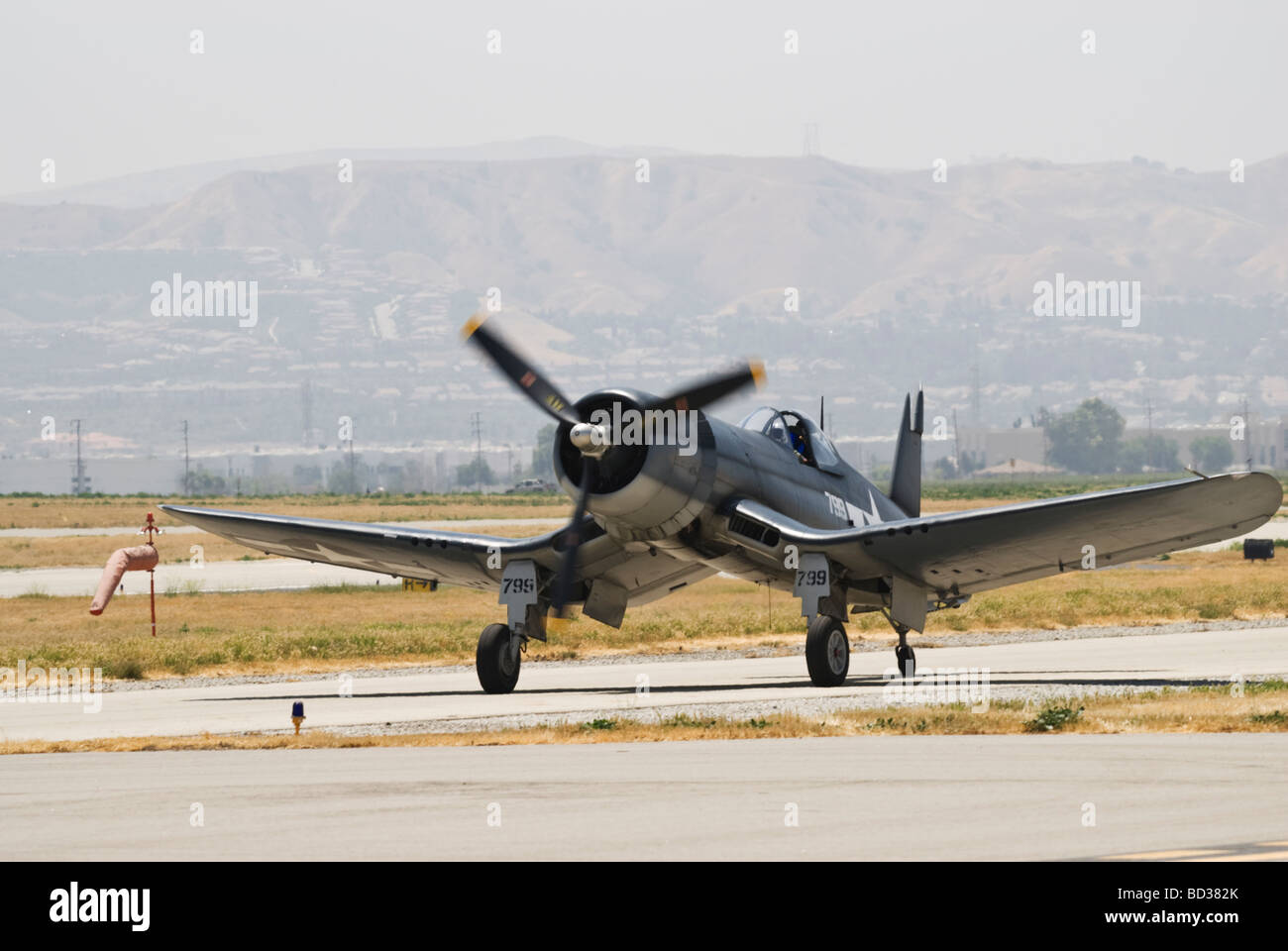 Una chance Vought F-4U Corsair taxi sulla pista dopo il volo a un air show. Foto Stock
