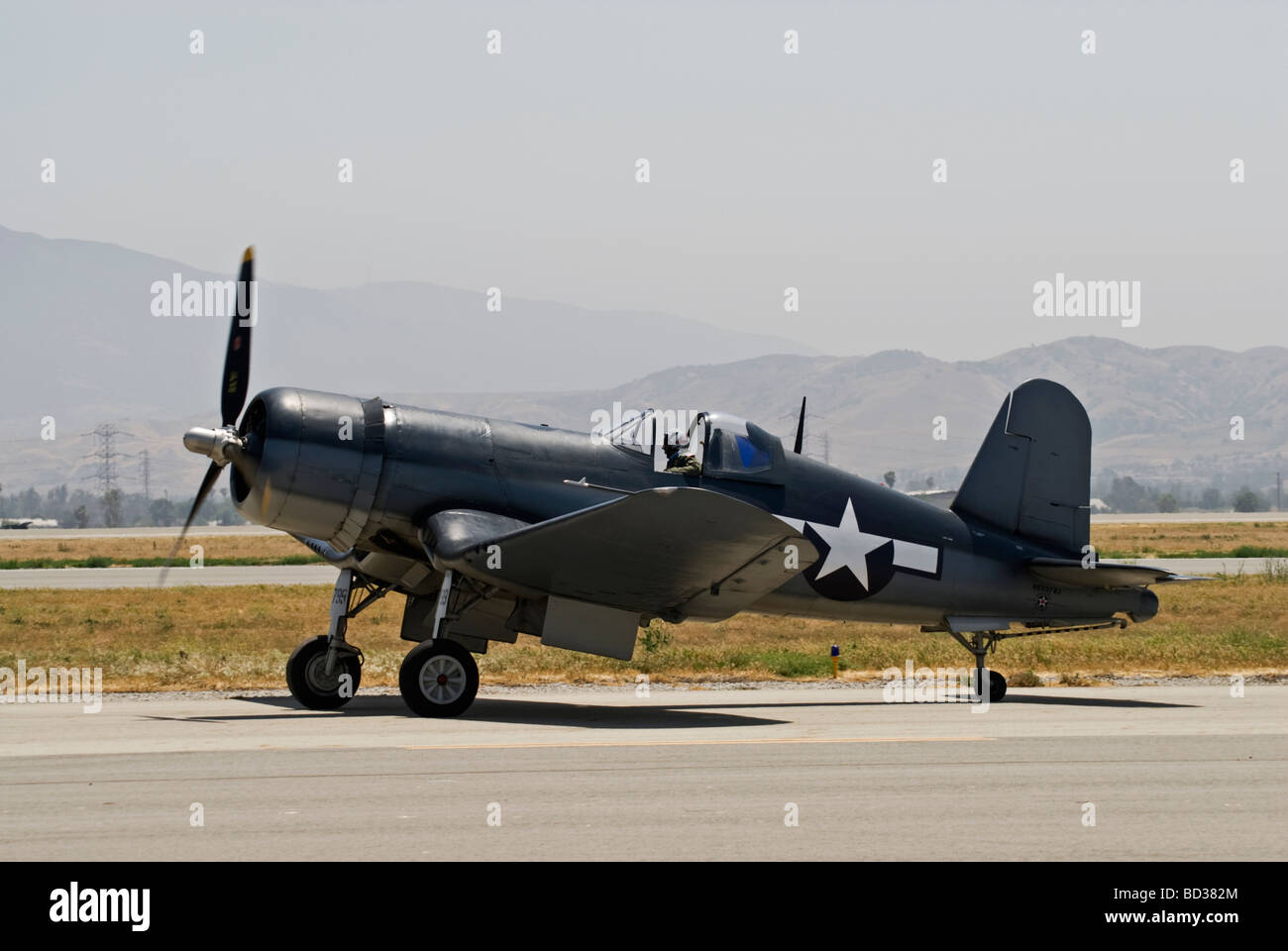 Una chance Vought F-4U Corsair taxi sulla pista dopo il volo a un air show. Foto Stock