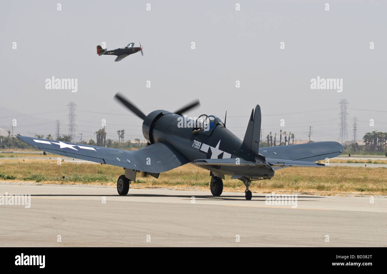 Una chance Vought F-4U Corsair taxi sulla pista di un air show. Foto Stock
