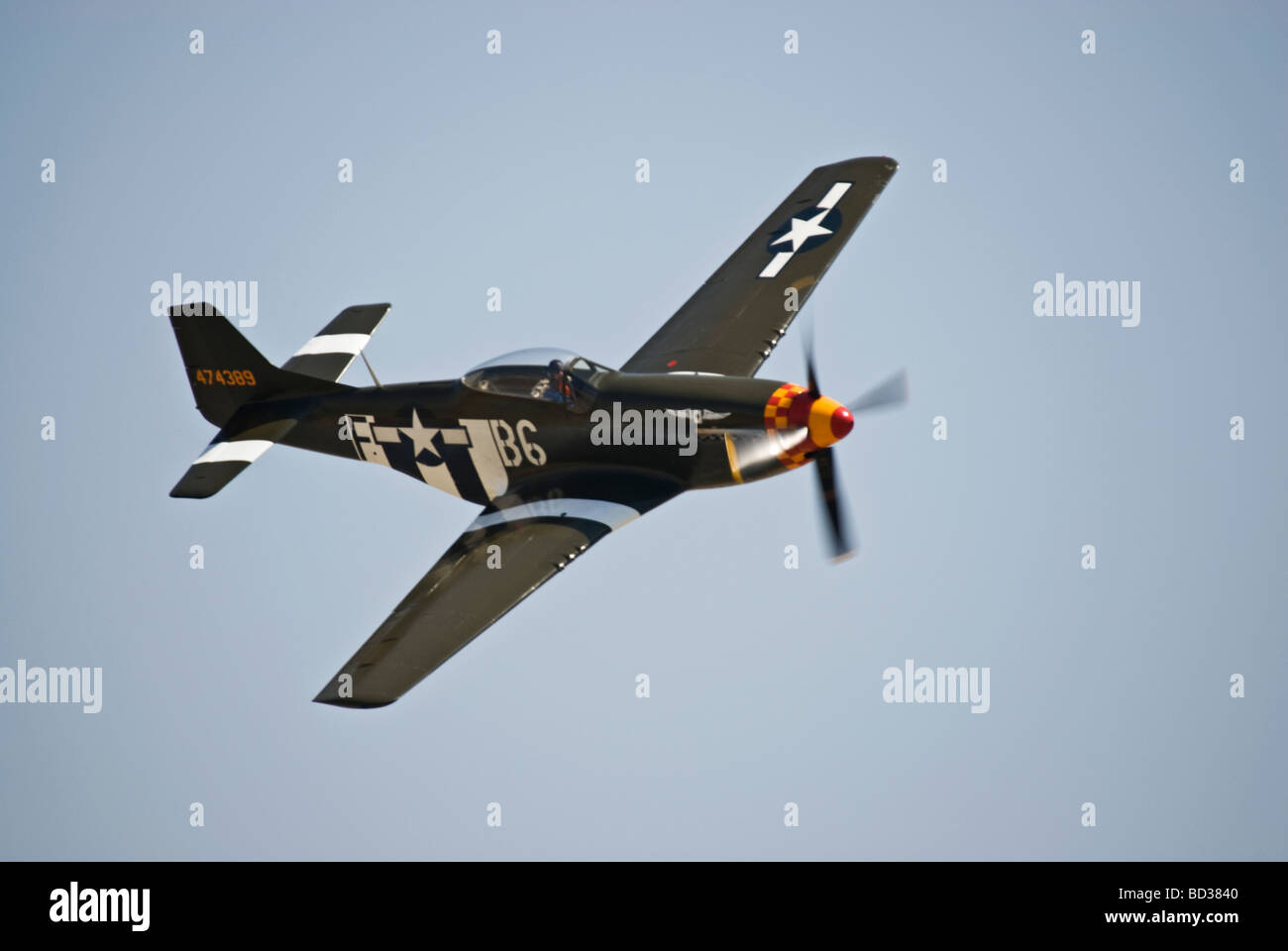 Un P Mustang vola ad un'esibizione aerea, questa Mustang ha strisce di invasione dipinto su di esso. Foto Stock