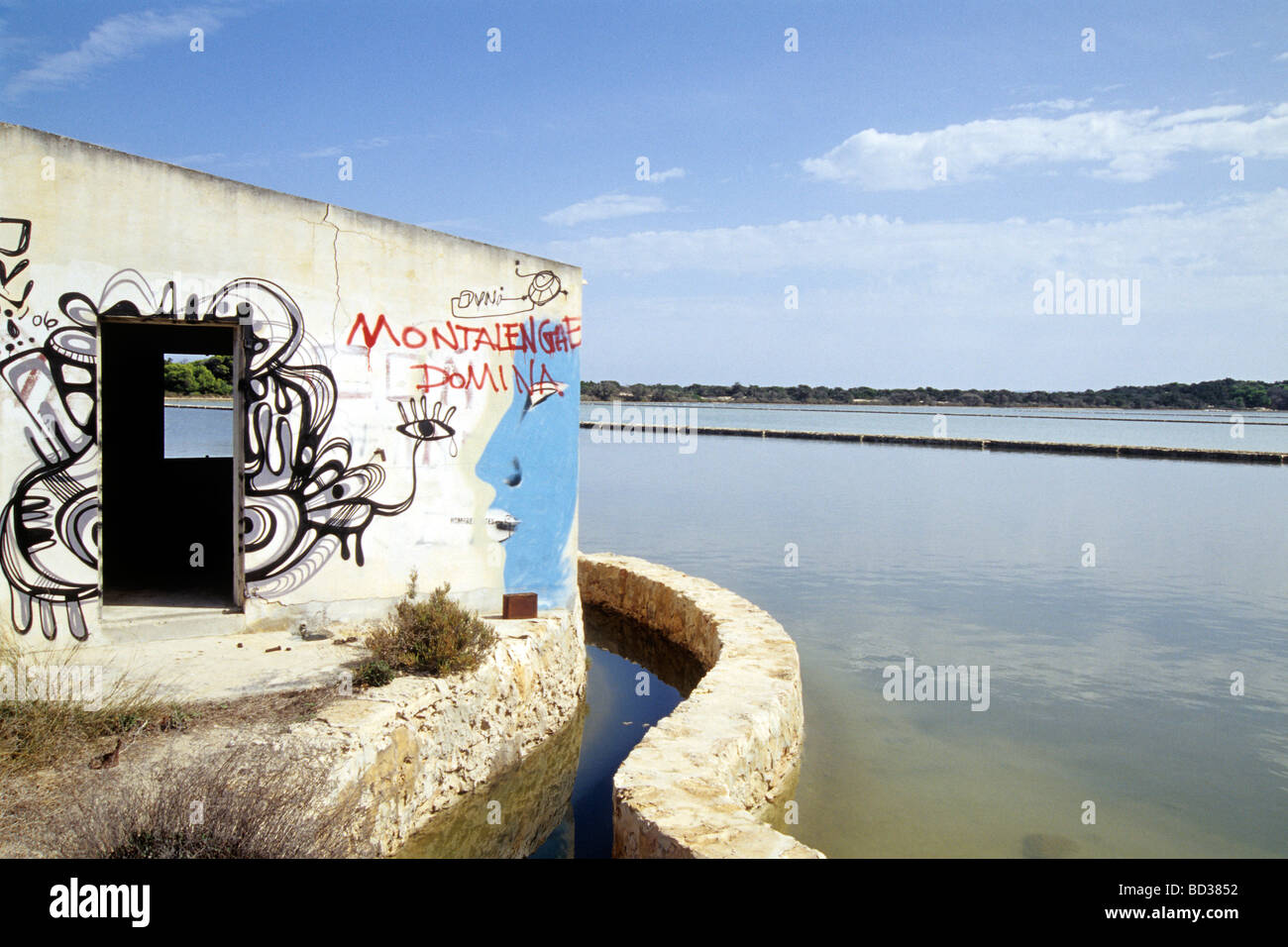 Parete con graffiti sulle opere di sale, Ses Salines Salt Lake vicino a Es Pujols, Illa de l'isola di Formentera, isole Baleari, Spagna, Foto Stock