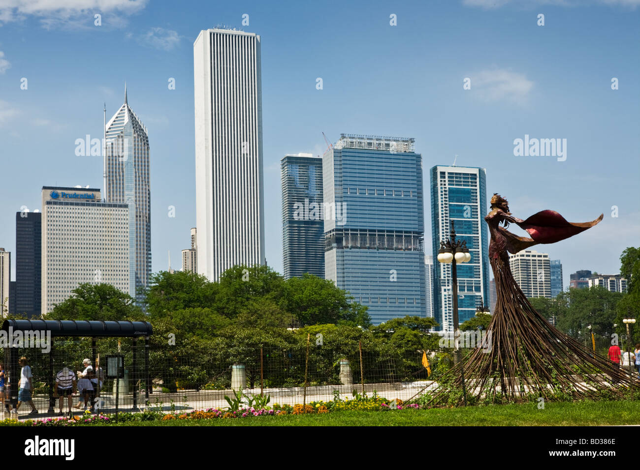 La scultura di nome Maddalena da Dessa Kirk Grant Park e sullo skyline di Chicago in Illinois Foto Stock