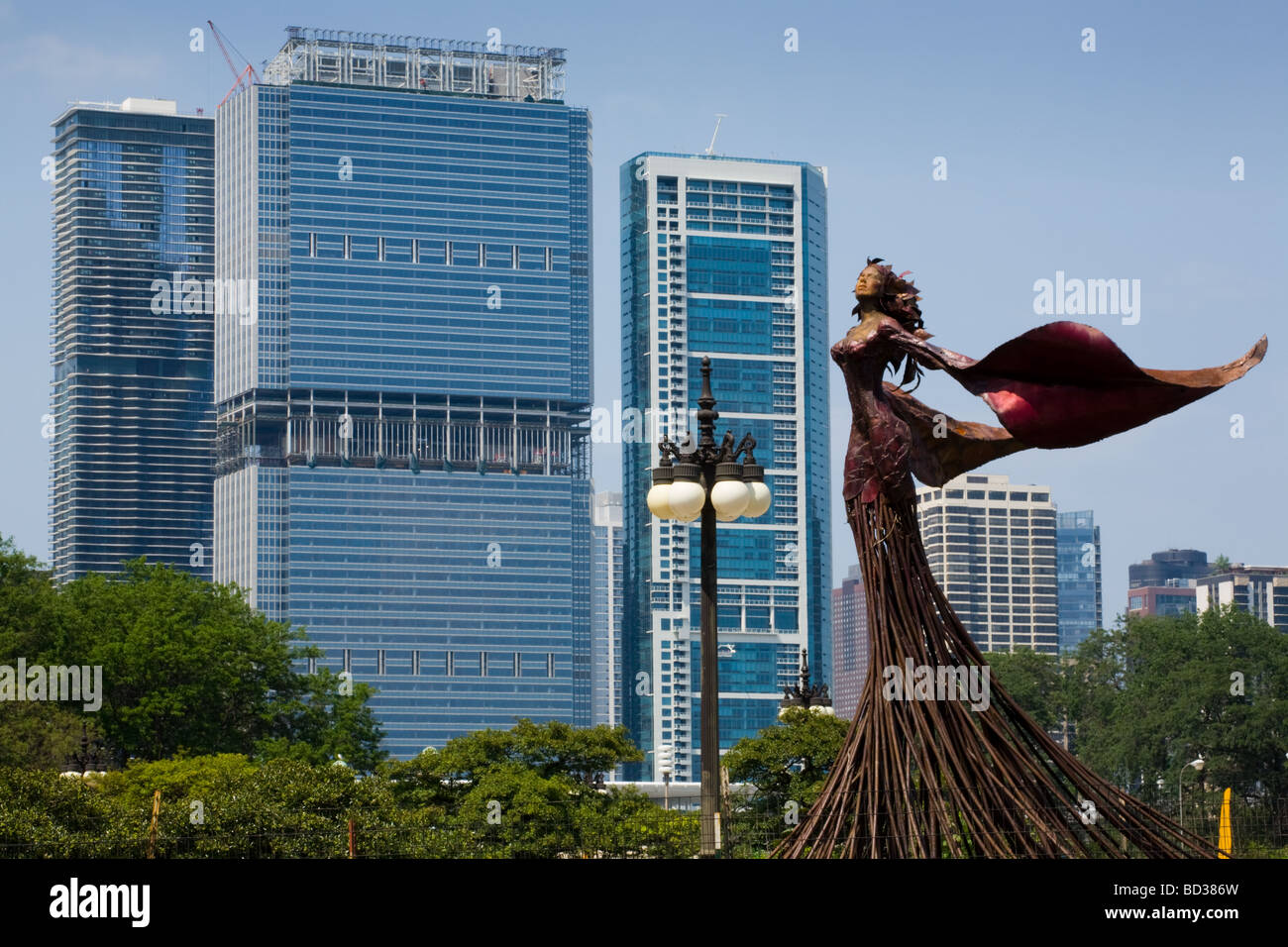 La scultura di nome Maddalena da Dessa Kirk Grant Park e sullo skyline di Chicago in Illinois Foto Stock