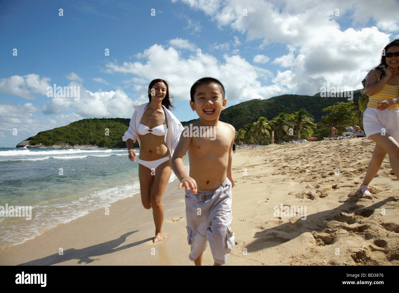 Madre e figlio avendo divertimento dal mare dei Caraibi Foto Stock