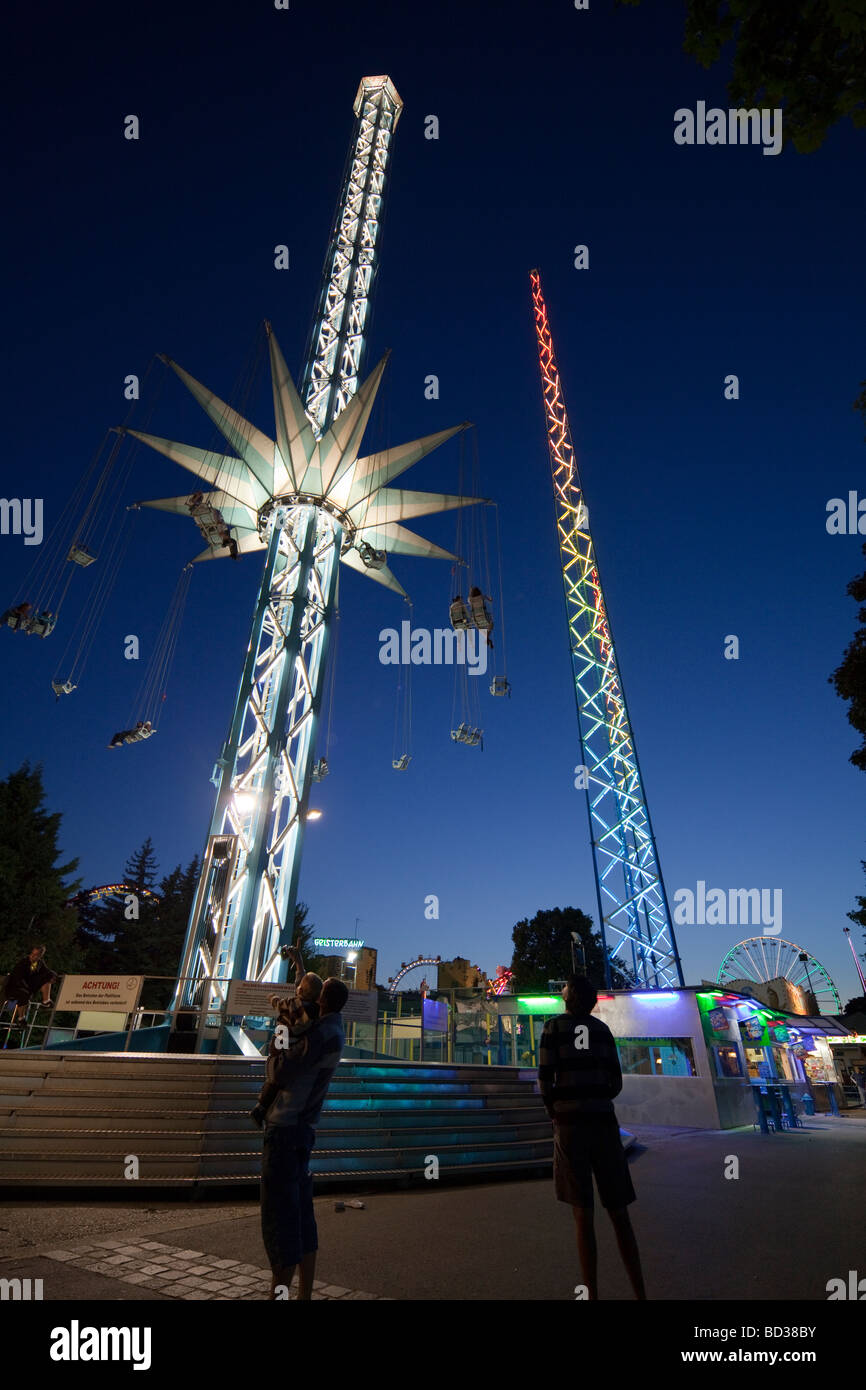 Una seggiovia che vi porta al parco divertimenti Prater di Vienna, Austria Foto Stock