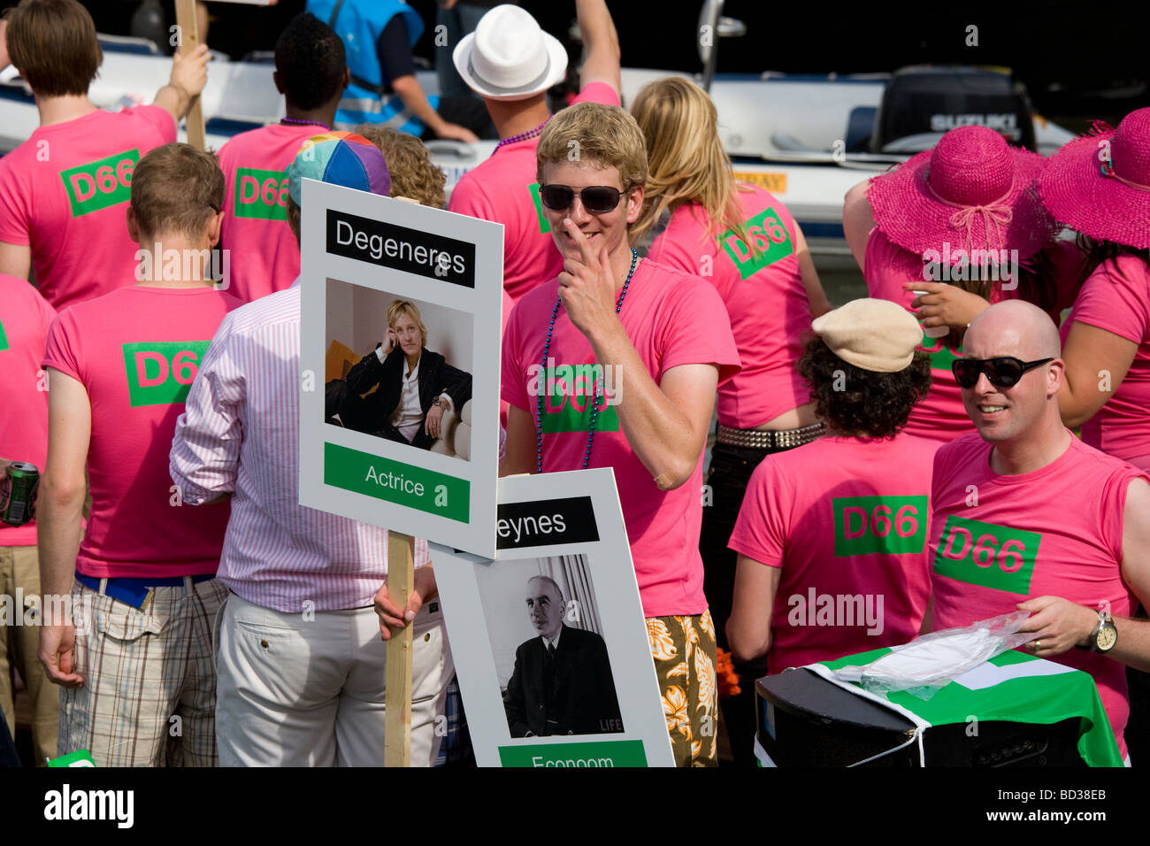 A bhz membri della olandese liberal-democratici partito politico D66 che partecipano al 2009 Amsterdam Gay Pride Canal Parade. Foto Stock