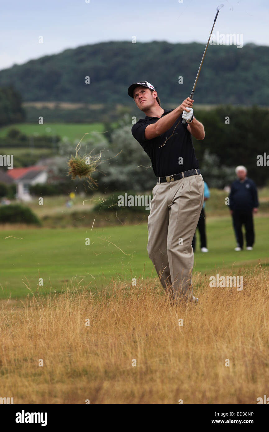 Craig Smith professional golfer giocare un colpo di ferro da erba lunga a  Kilmarnock Barassie Golf Club, Troon, Ayrshire, in Scozia Foto stock - Alamy