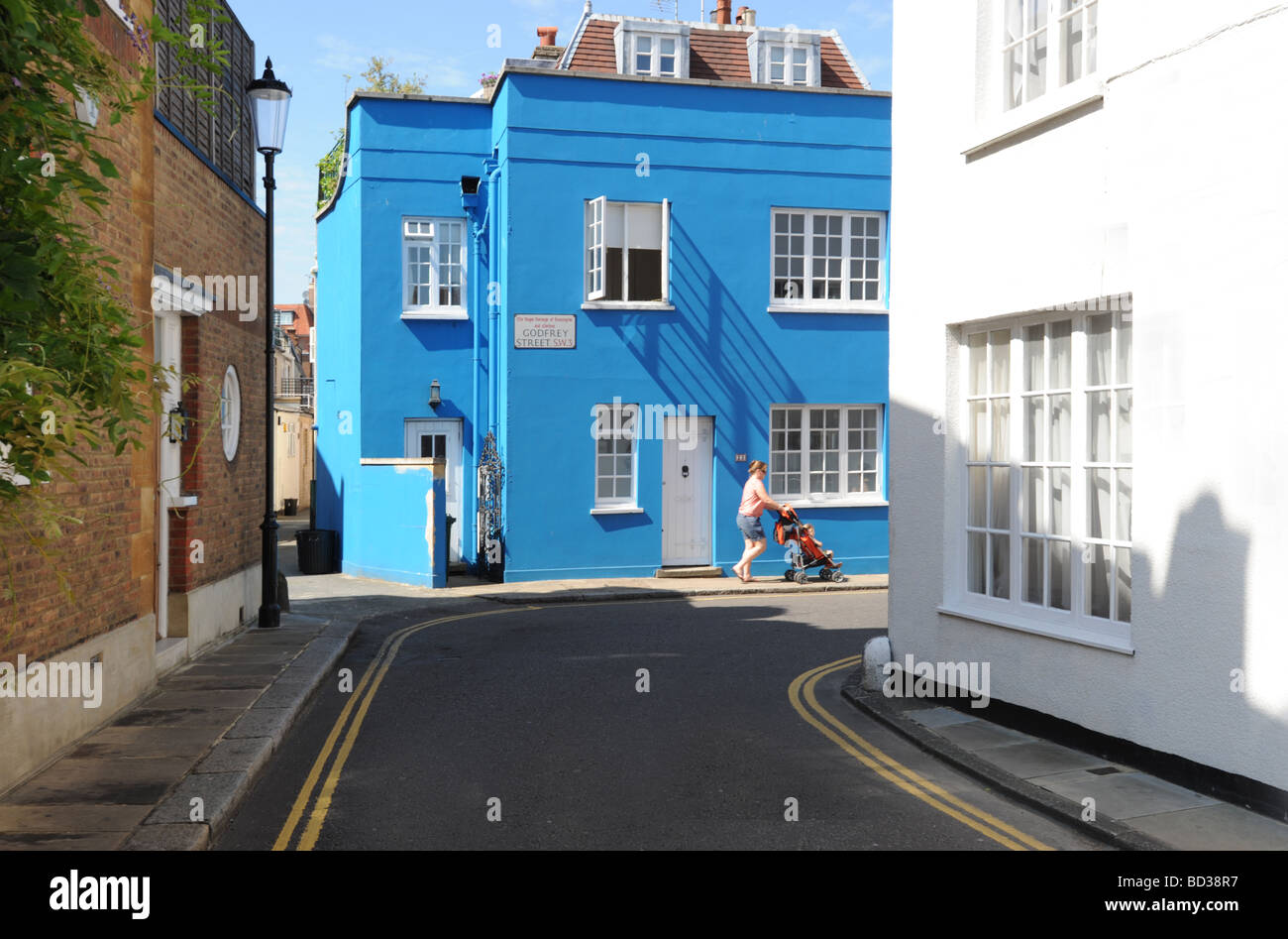Case vivacemente colorate in corrispondenza della giunzione di Godfrey street e Burnham street appena fuori la Kings Road , Chelsea , Londra. Foto Stock