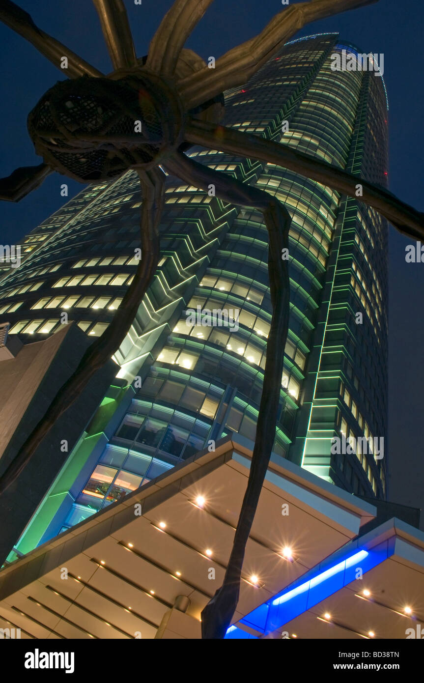 Maman ragno gigante scultura ( 2003) da Louise Bourgeois di Roppongi Hills centrale di Tokyo Giappone Foto Stock