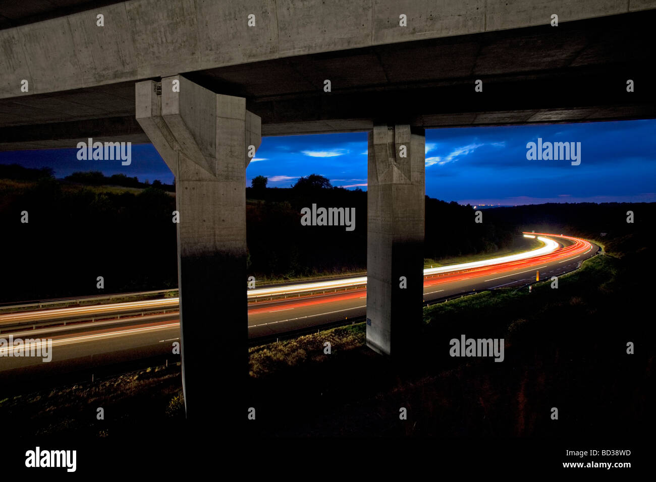 L'autostrada A71 a notte (Allier - Francia). L' autostrada A71 de nuit (Allier 03 - Auvergne - Francia). Foto Stock