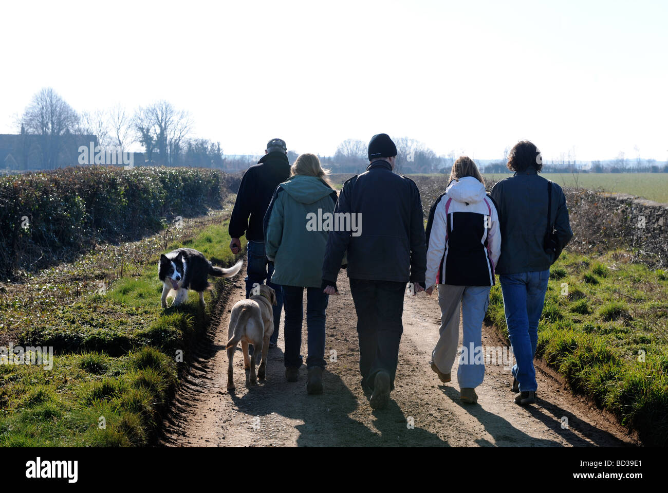 Un piccolo gruppo di escursionisti casual su un vicolo del paese GLOUCESTERSHIRE REGNO UNITO Foto Stock